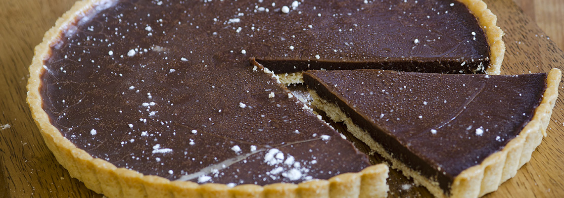 Tarta de chocolate con leche y caramelo con base de galletas