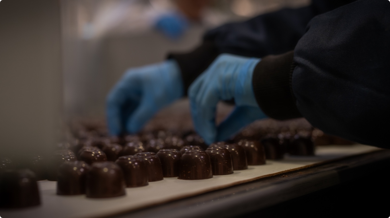 foto mostrando la elaboración de snacks de chocolate.