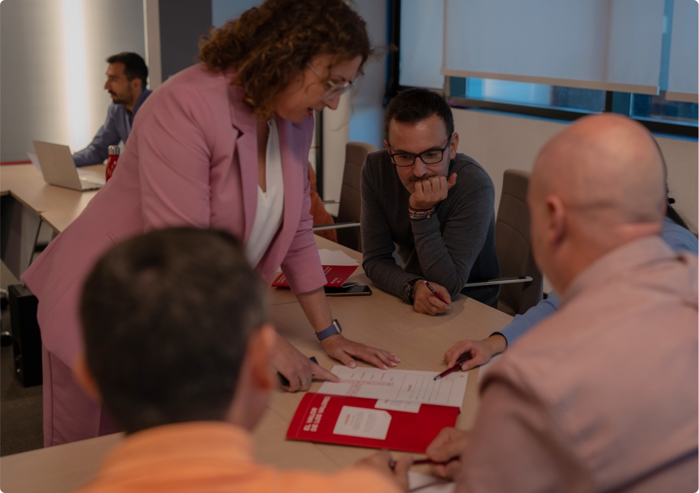 La imagen muestra personas hablando en una cafetería