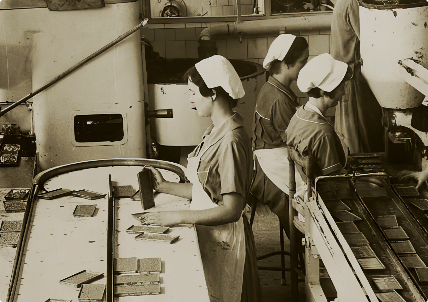 foto antigua mostrando a mujeres trabajando el chocolate