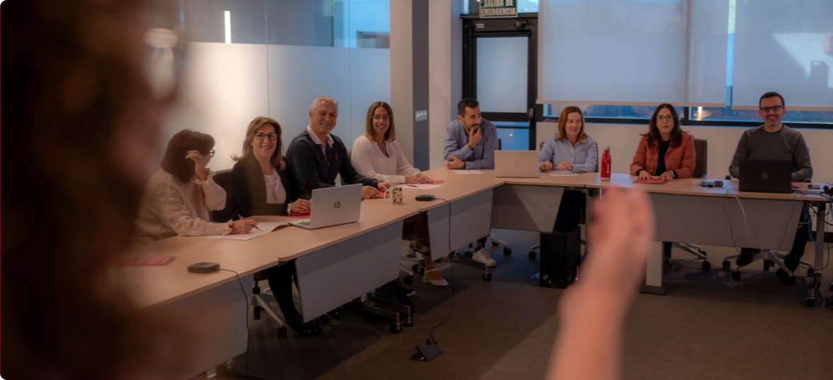 Grupo de trabajadores en una reunión