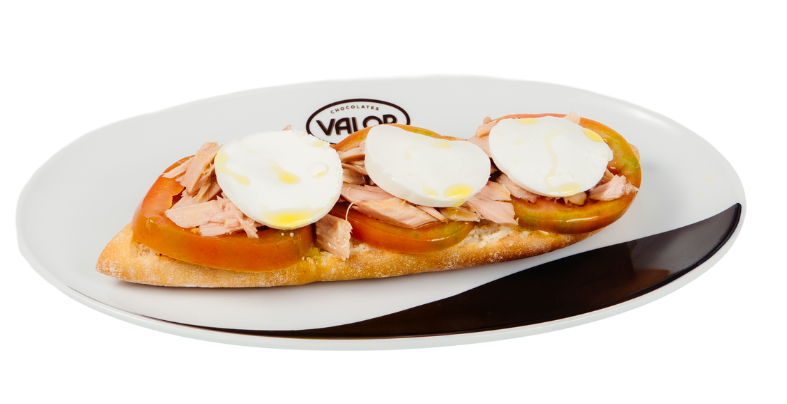 TOSTA DE ATÚN, TOMATE Y QUESO FRESCO